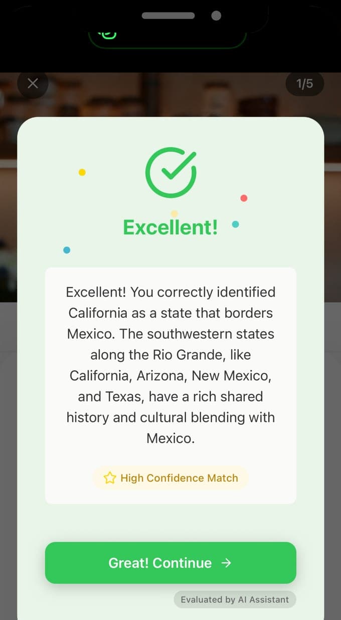 Comentarios en USCIS Interview Practice tras una respuesta hablada sobre qué estado limita con México, calificada Excellent con High Confidence Match