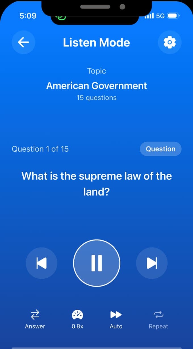 El modo Escuchar de USCIS Interview Practice leyendo en voz alta las preguntas de Gobierno Estadounidense a 0.8x, empezando por cuál es la ley suprema del país